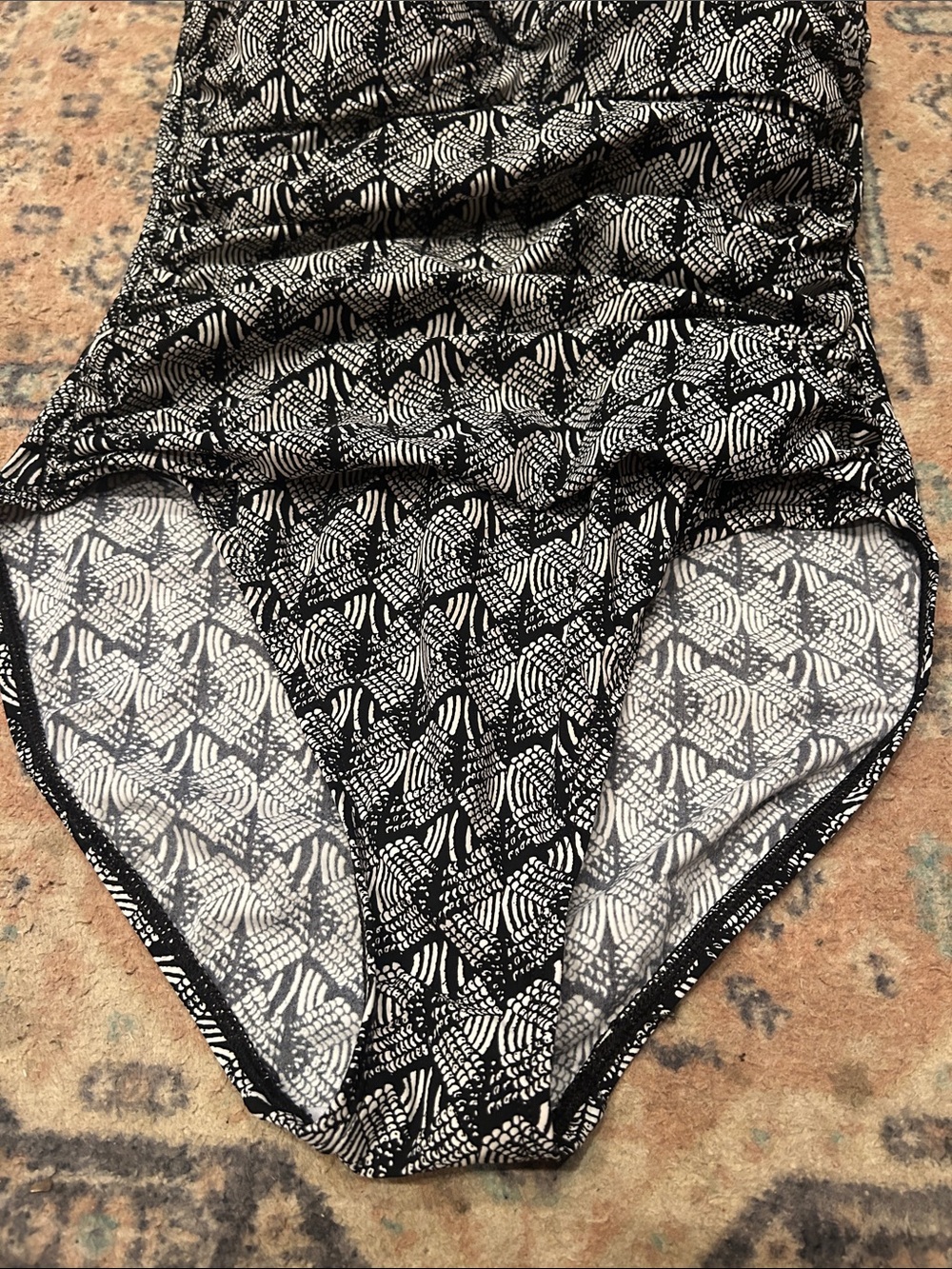 La Blanca Black & White Geometric One-Piece Swimsuit - Picture 3 of 11